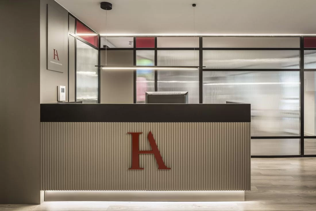 Recepción de Herrera & Asociados con el logotipo HA